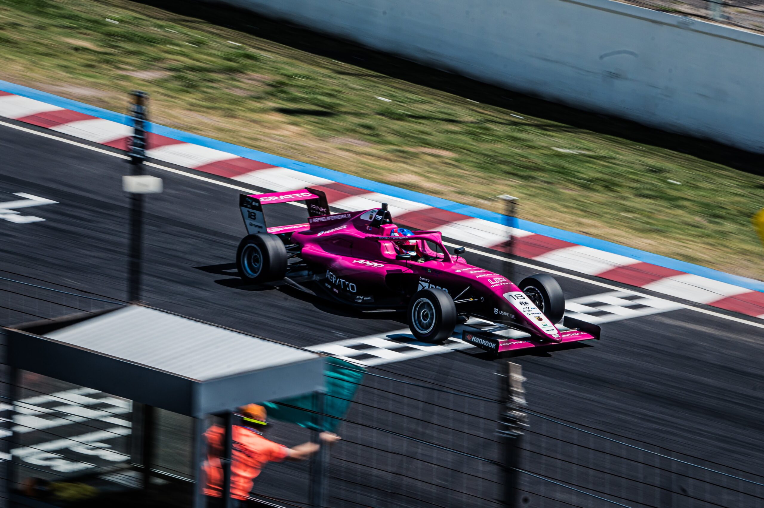 Ferreira supera caos e vence corrida 2 da F4 Brasil em Buenos Aires. Comparatto abandona