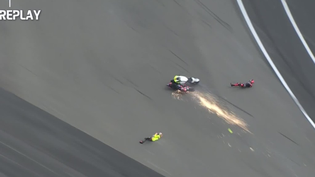 Bezzecchi impacta contra Viñales y causa grave accidente en sprint de MotoGP en Australia