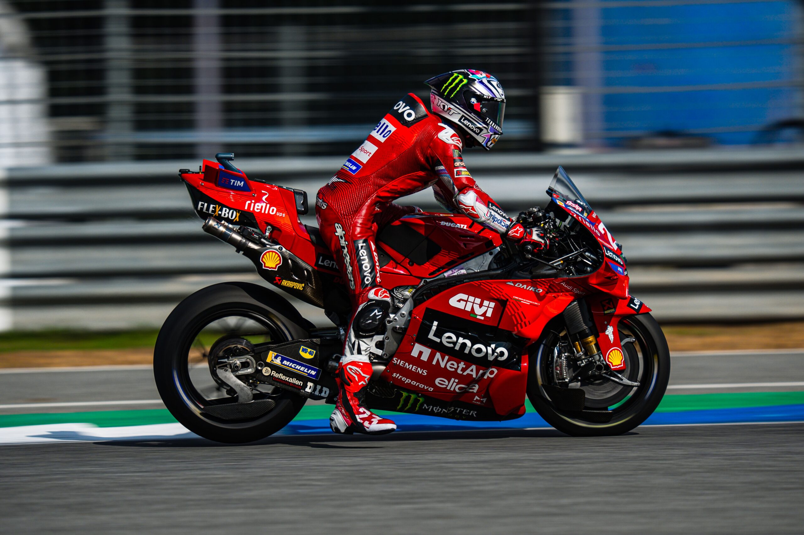 Bastianini conquista sprint de MotoGP en Tailandia; Martín vence a Bagnaia y es 2°