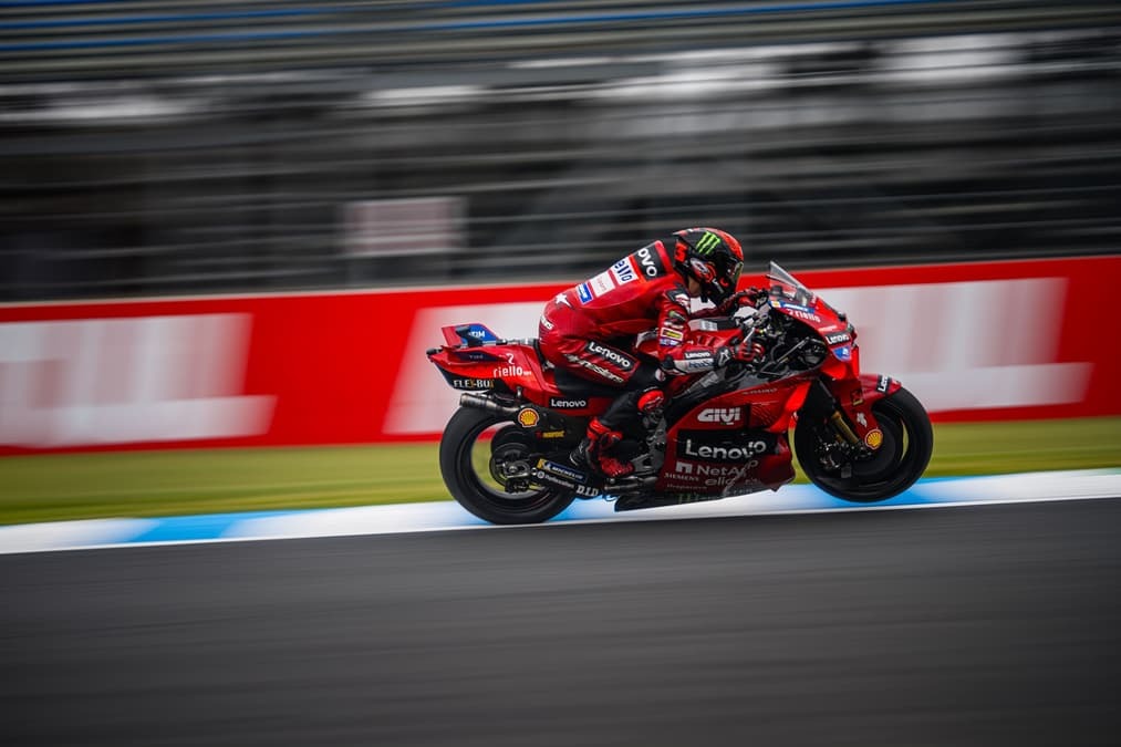 Bagnaia descarta privilegios de Ducati en el duelo con Martín: «Es justo que sea así»