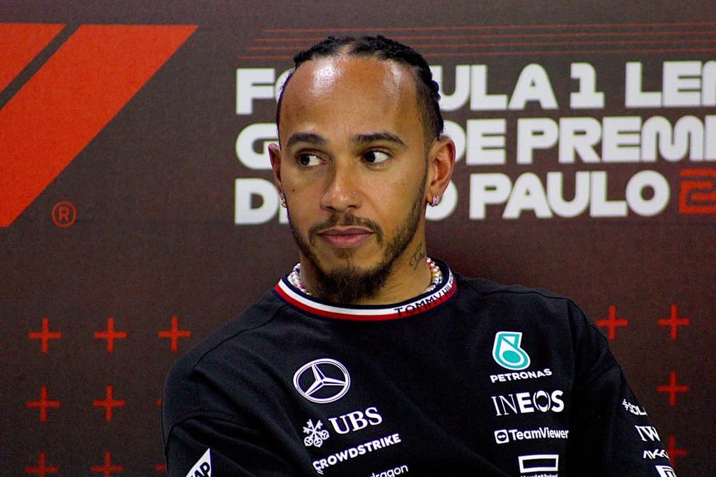 Hamilton dice que la F1 es “tierra de nadie” y pide cambios tras las maniobras de Verstappen