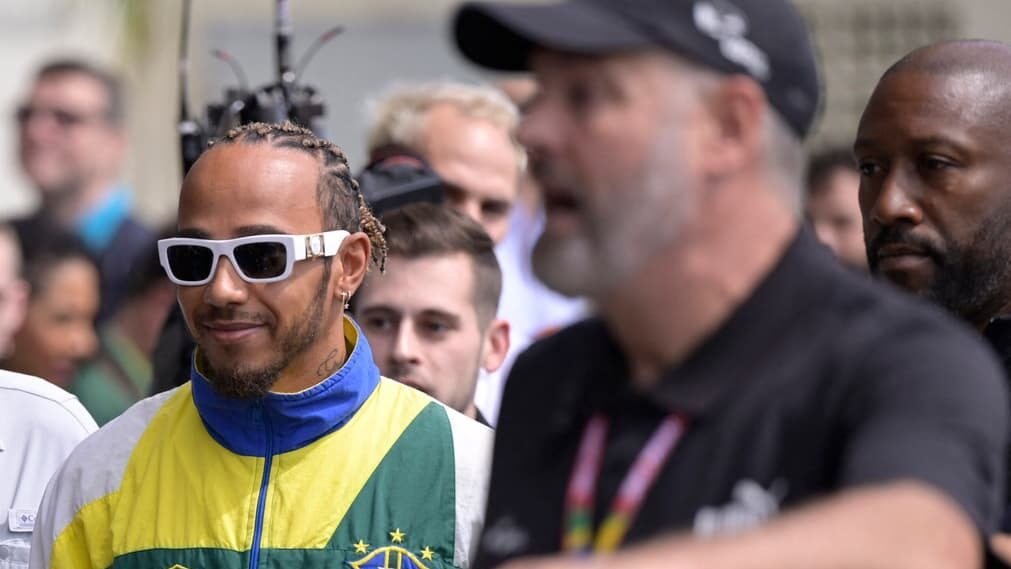 Hamilton conduce McLaren de Senna en exhibición del GP de Sao Paulo