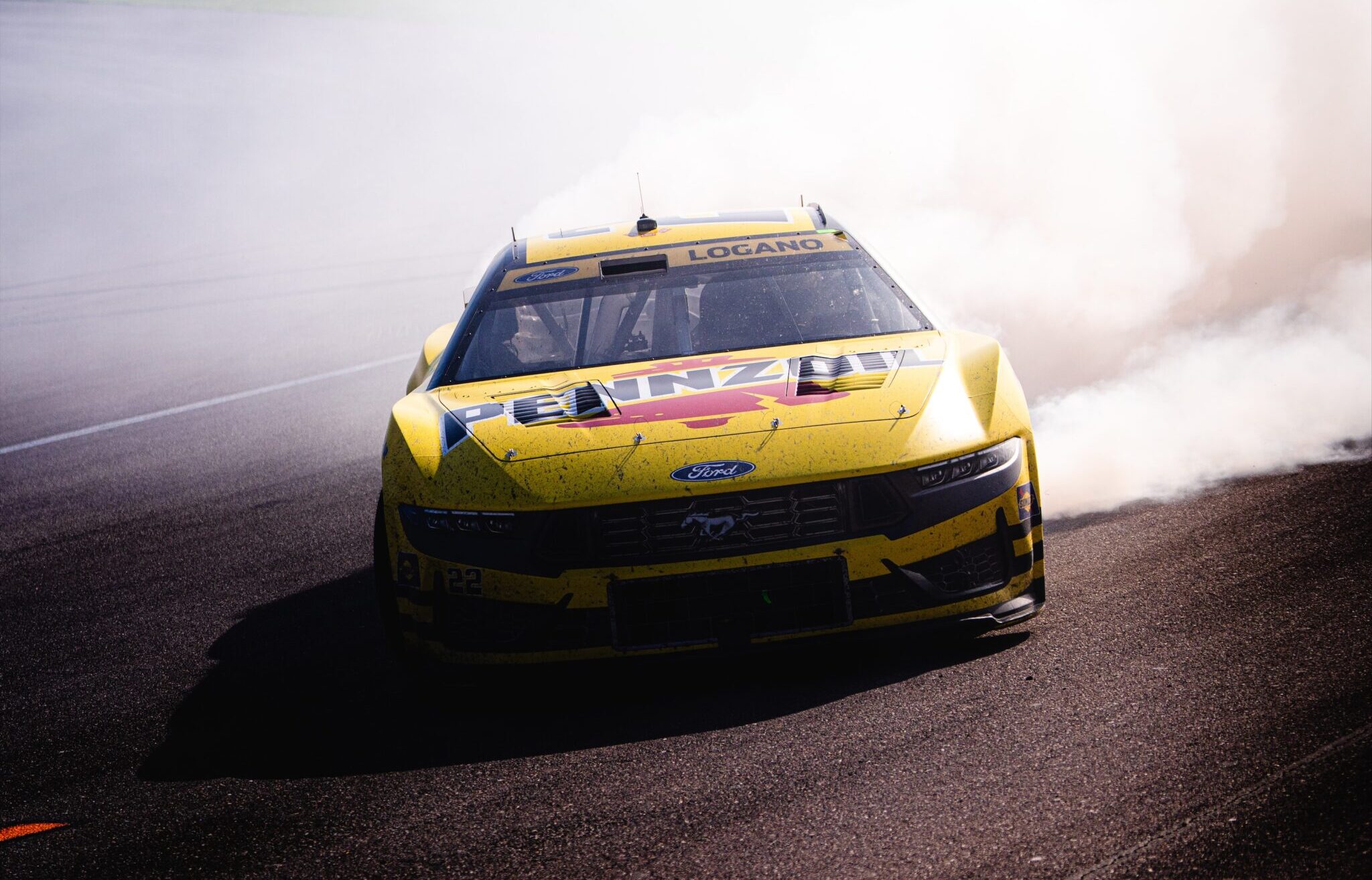 Logano adelanta a Bell al final, gana en Las Vegas y clasifica a la final de NASCAR