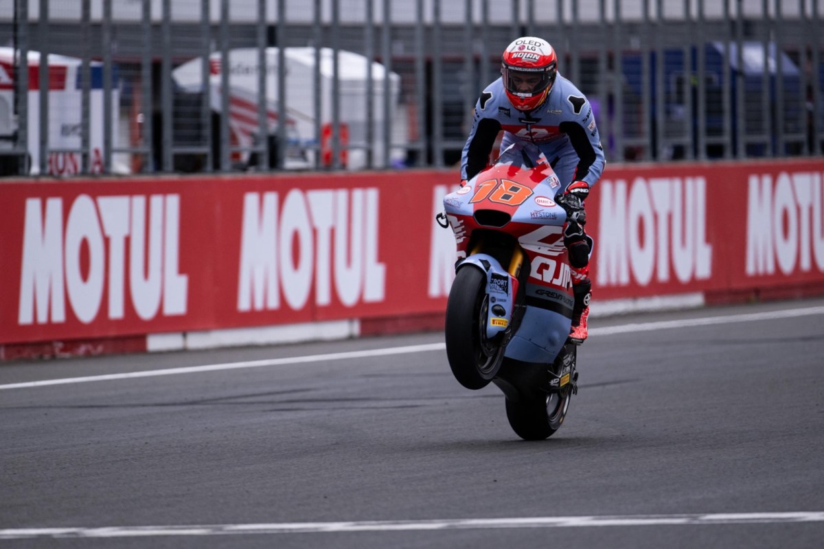 Patrocinador pede saída de piloto da Gresini por uso de bandana no grid da Moto2