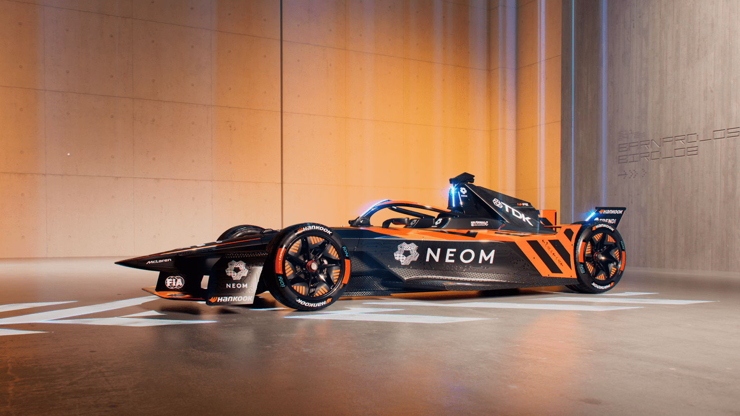 McLaren mantém ‘base papaia’ e revela carro para temporada 2024/25 da Fórmula E