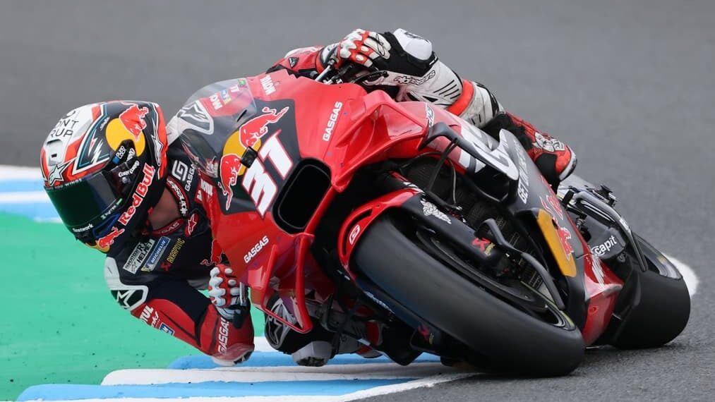 Acosta celebra la evolución de KTM y dice que Ducati «no es imbatible ni intocable»