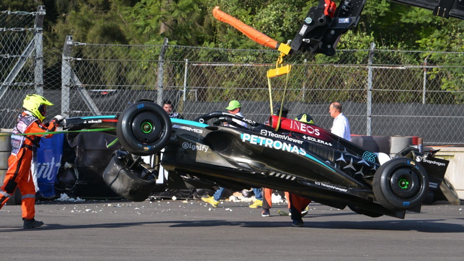 Mercedes utiliza chasis de repuesto para Russell luego del accidente en la FP2 en México