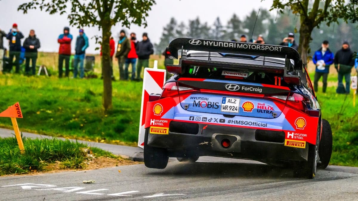 Neuville adelanta a Ogier y lidera el viernes del Rally de Europa Central de WRC