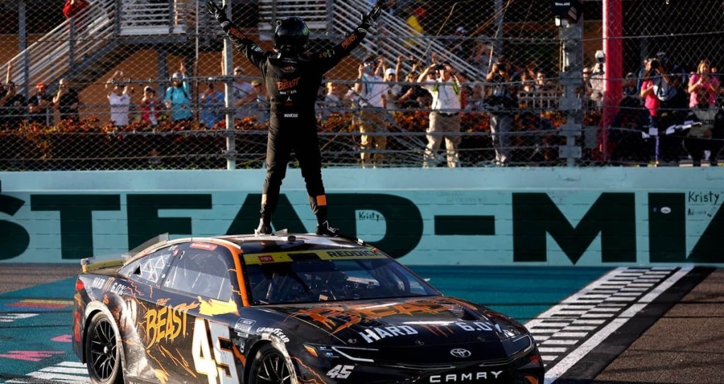 Reddick supera a Hamlin en la última vuelta y vence en fecha de NASCAR en Homestead