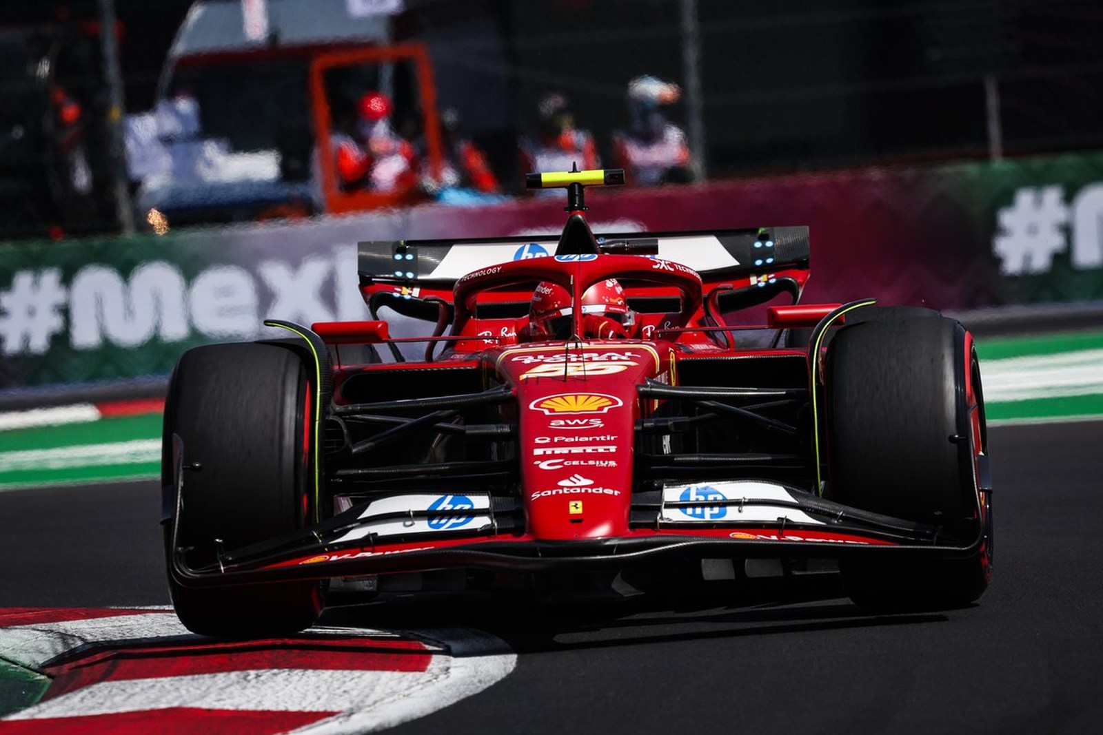 Sainz lidera TL2 interminável na Cidade do México. Russell bate e Verstappen abandona