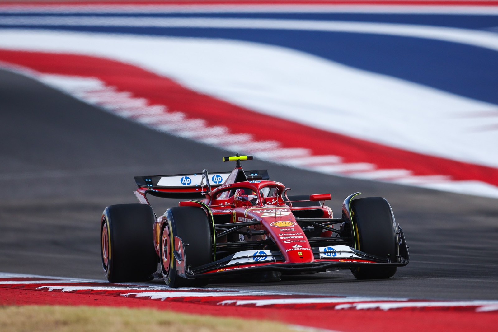 Sainz destaca evolução da Ferrari e mira “briga pela vitória” no GP dos Estados Unidos