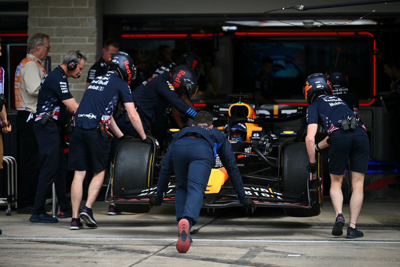 Fiscais, selos e câmeras de segurança: como FIA controla o parque fechado na F1