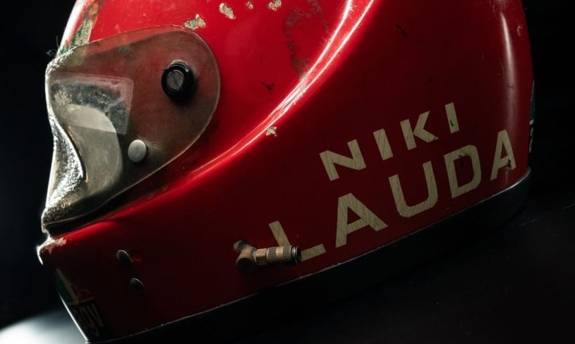 Capacete usado por Lauda em acidente no GP da Alemanha de 1976 reaparece após 36 anos
