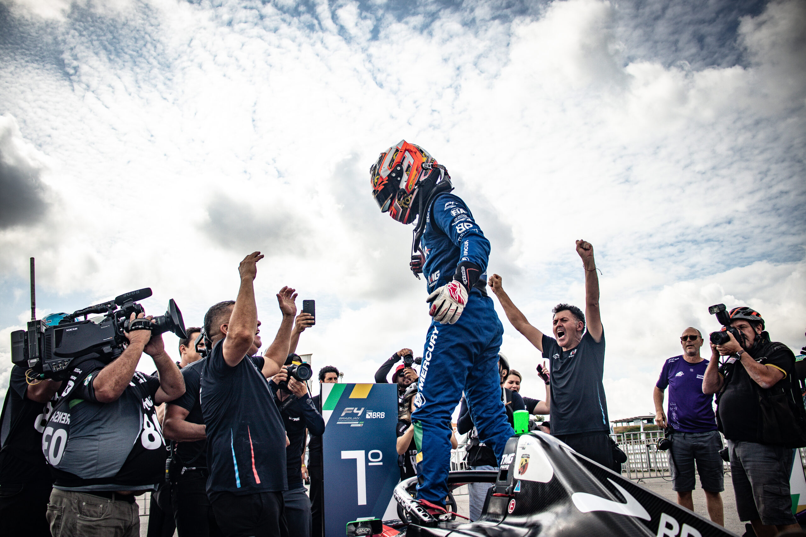 Cho dispara na largada, segura Trappa e vence corrida 1 da F4 Brasil em Goiânia