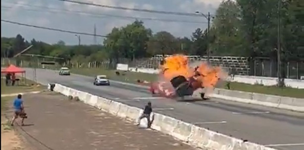 Auto explota y deja dos pilotos heridos en fuerte choque durante una carrera en Paraguay