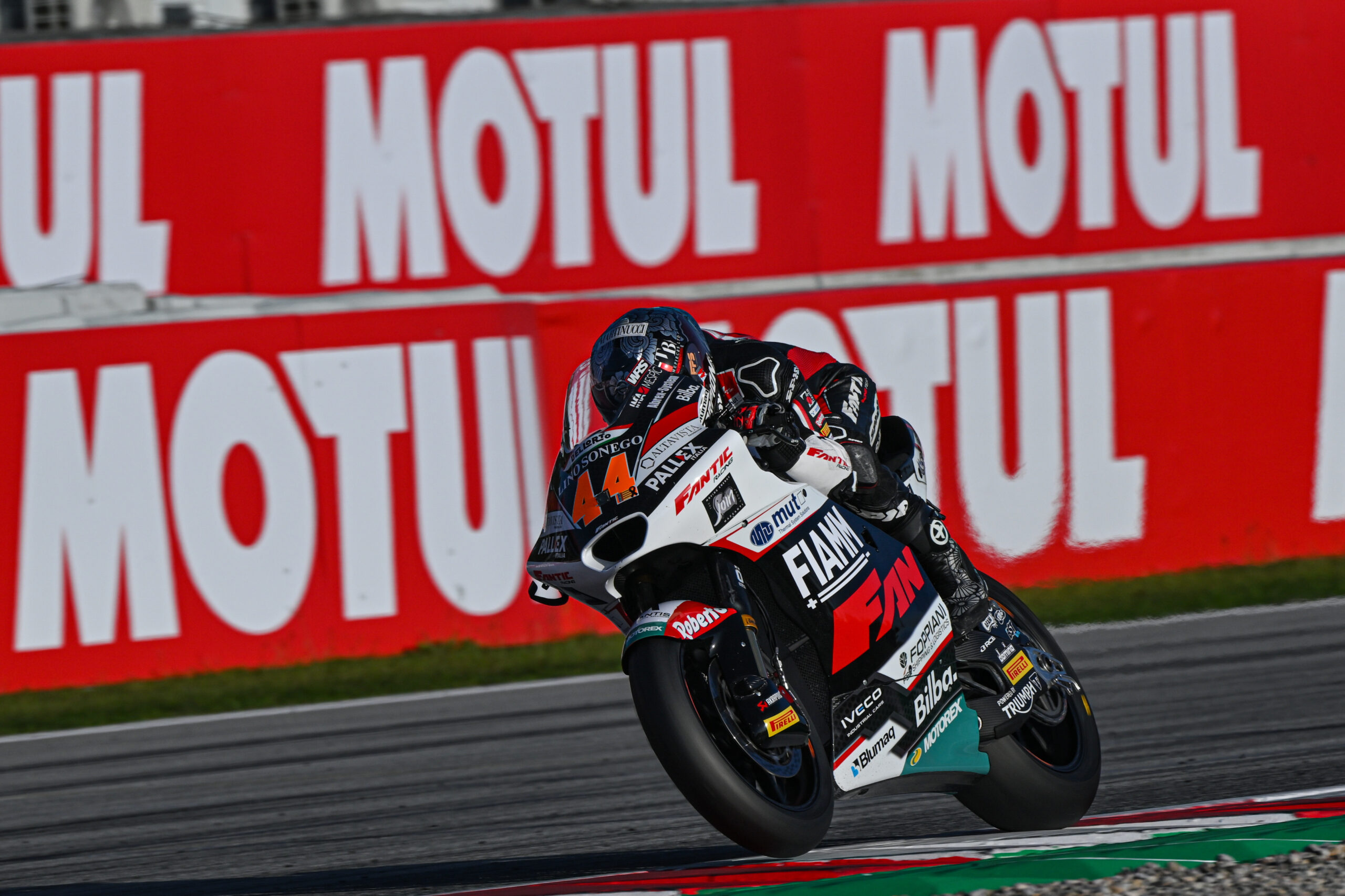 Canet resiste à pressão de González em Barcelona e vence na Moto2. Moreira é 3º