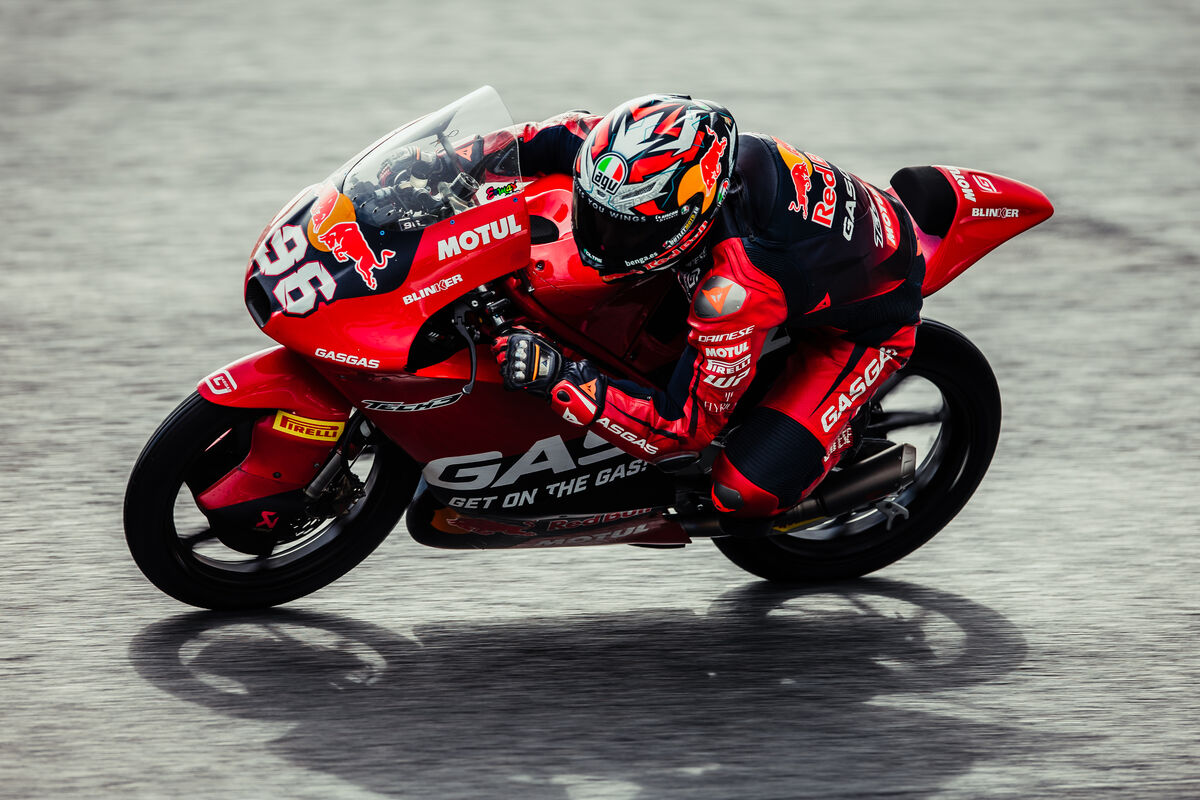 Holgado supera Muñoz e lidera primeiro dia da Moto3 em Barcelona. Alonso é só 14º