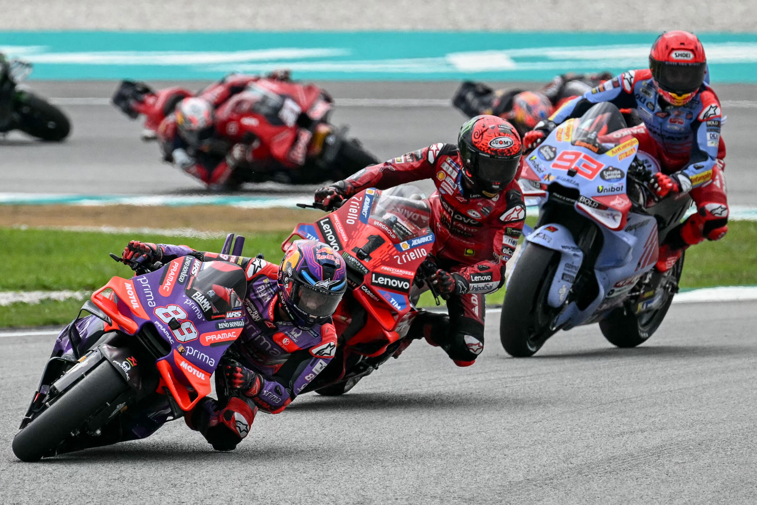 Marc Márquez dice que fue “espectador VIP” en lucha entre Bagnaia y Martín en Malasia