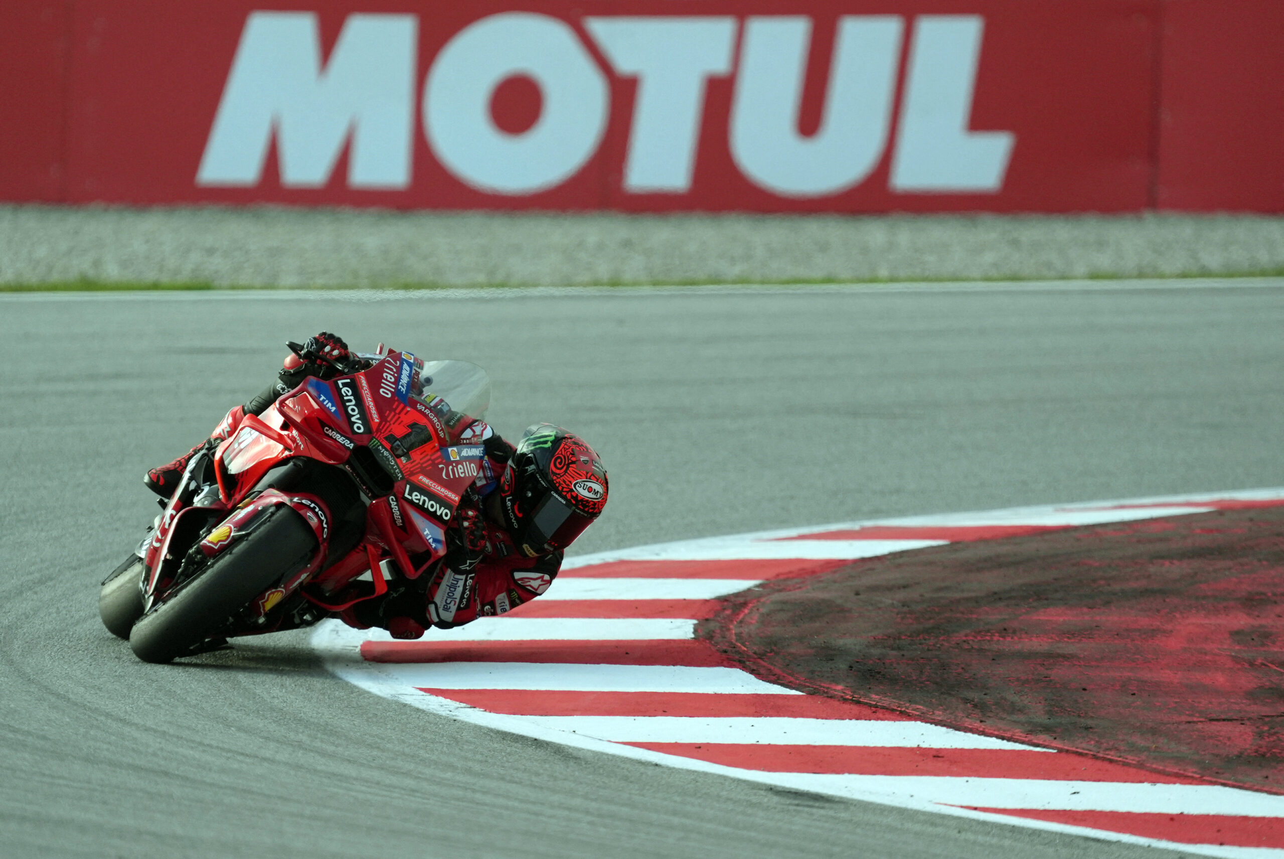 Bagnaia aparece nos minutos finais e lidera treino da MotoGP em Barcelona. Martín é 5º