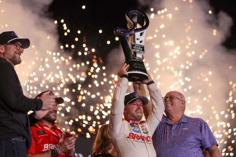 Allgaier é campeão da Nascar Xfinity Series com 2º lugar em Phoenix. Herbst vence