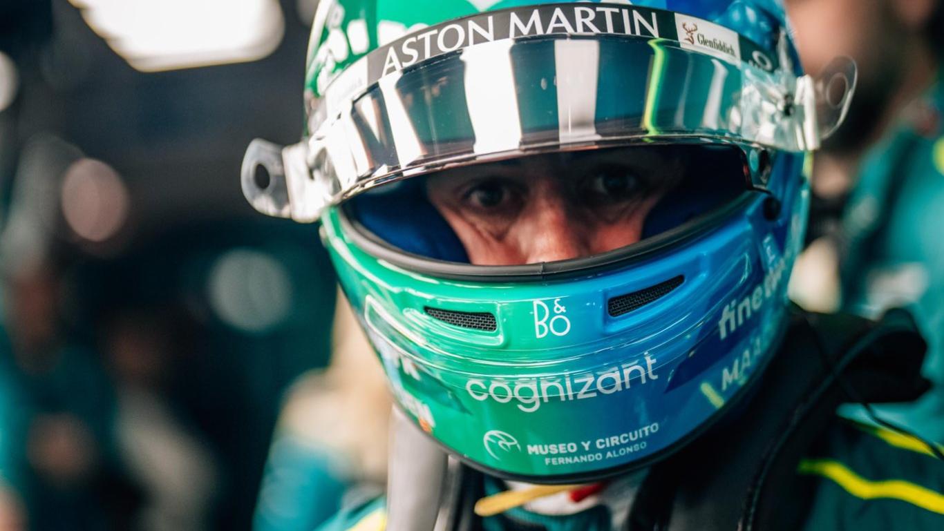 Alonso explica «diferentes filosofías» de Aston Martin en un día «complicado» en Las Vegas