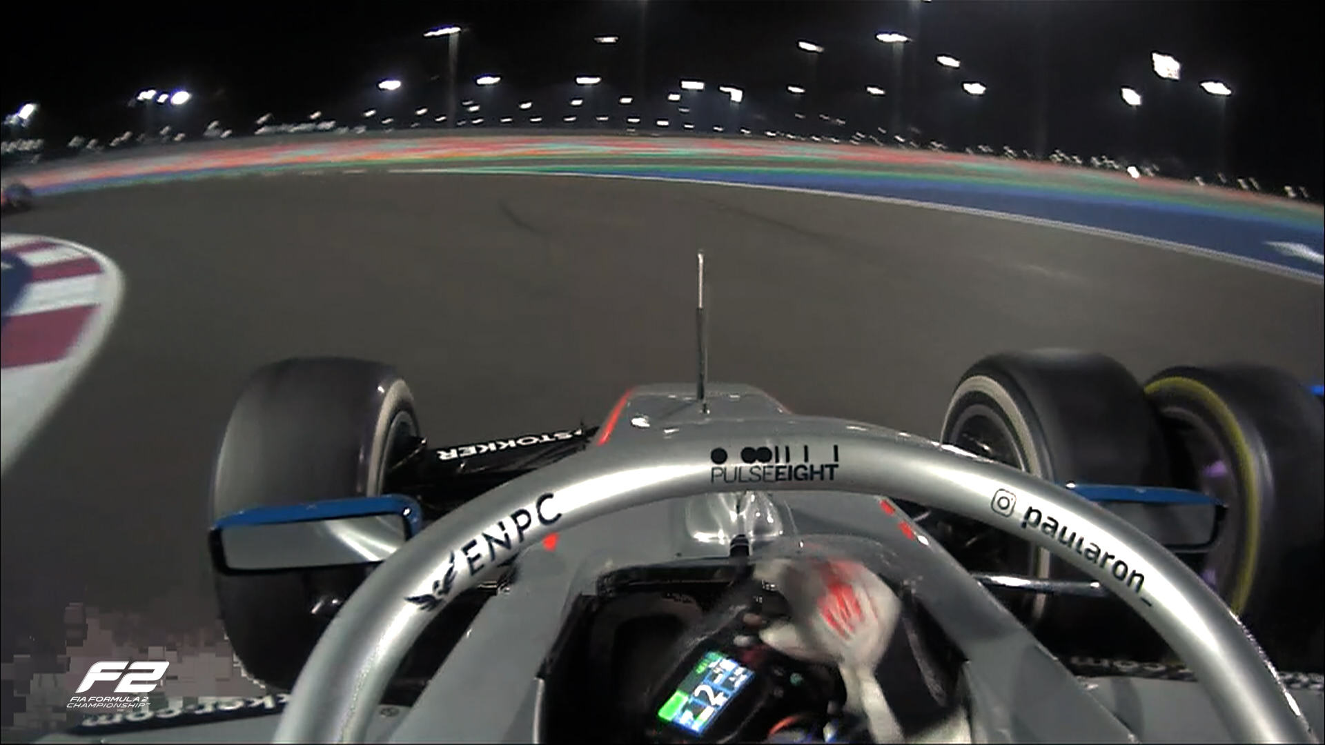 Aron perde duas posições por colisão na sprint da F2 no Catar. Bortoleto sobe para 5º
