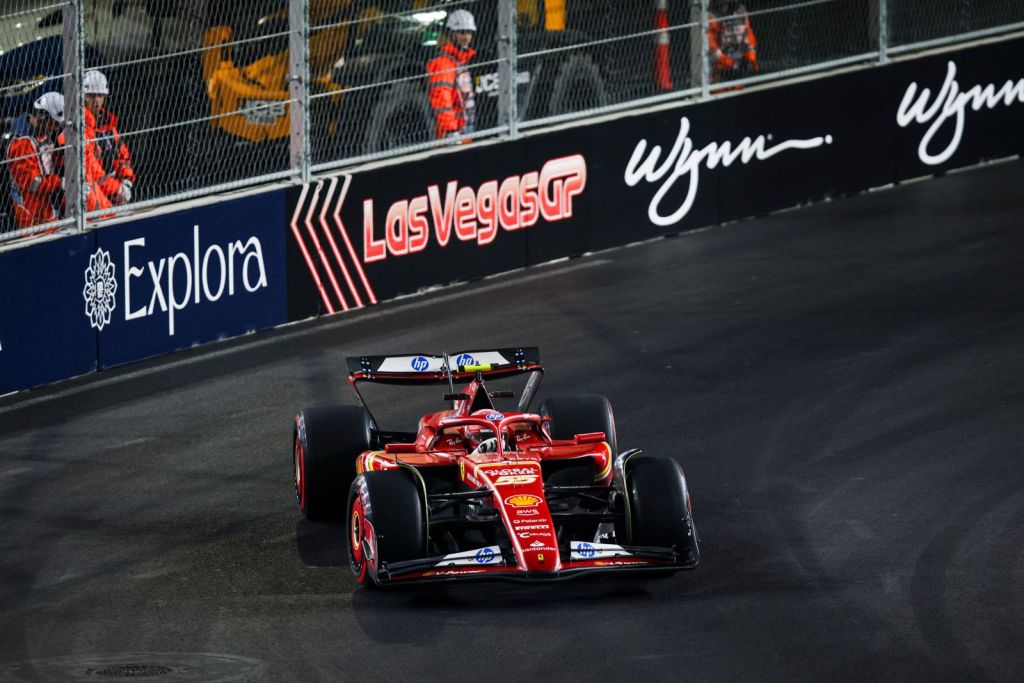 Ferrari prueba suelo del coche de Sainz en FP1 de Las Vegas con la vista en los datos para 2025