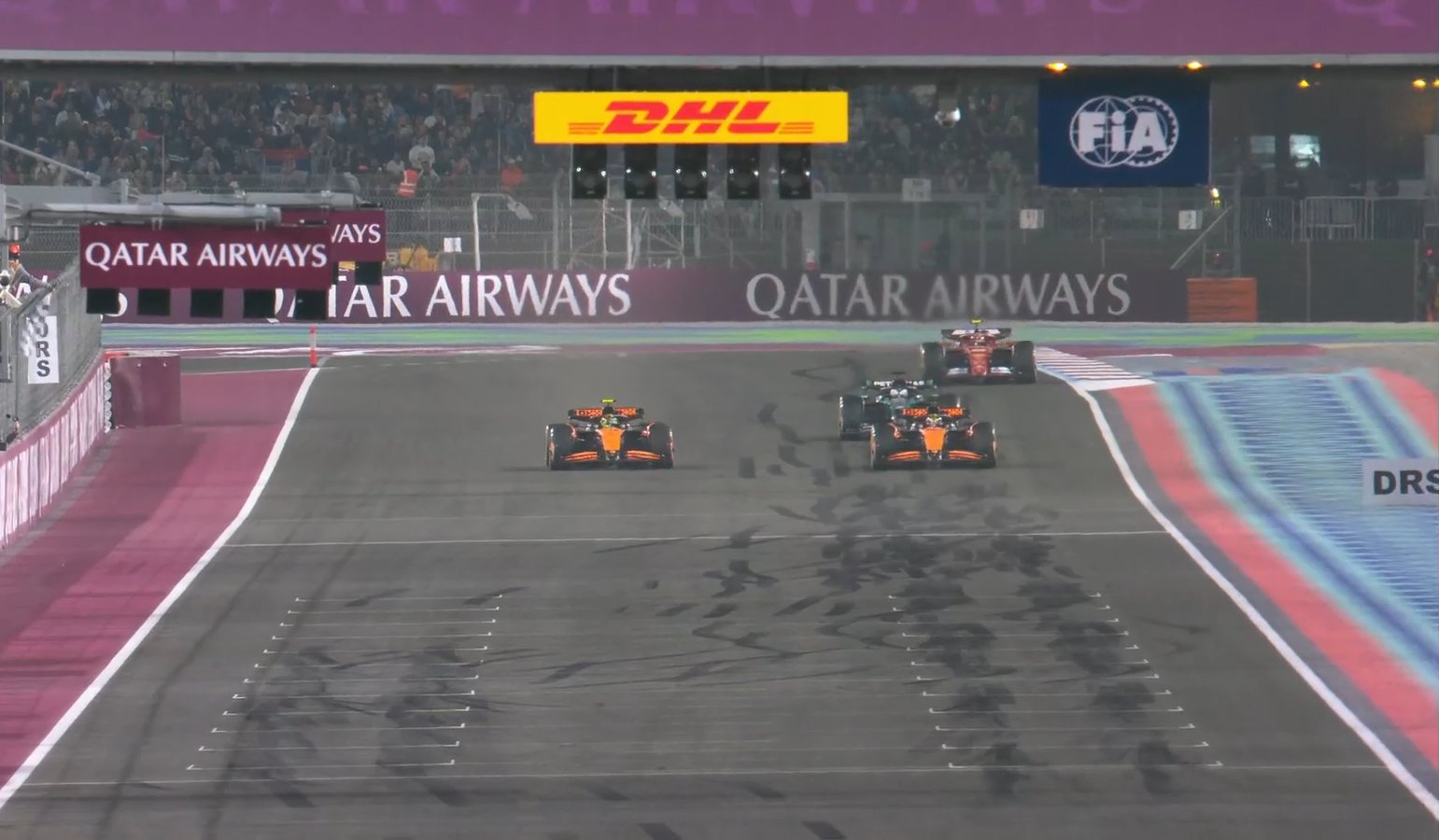 Sorprendente: Norris cede la victoria a Piastri en la carrera sprint en Qatar