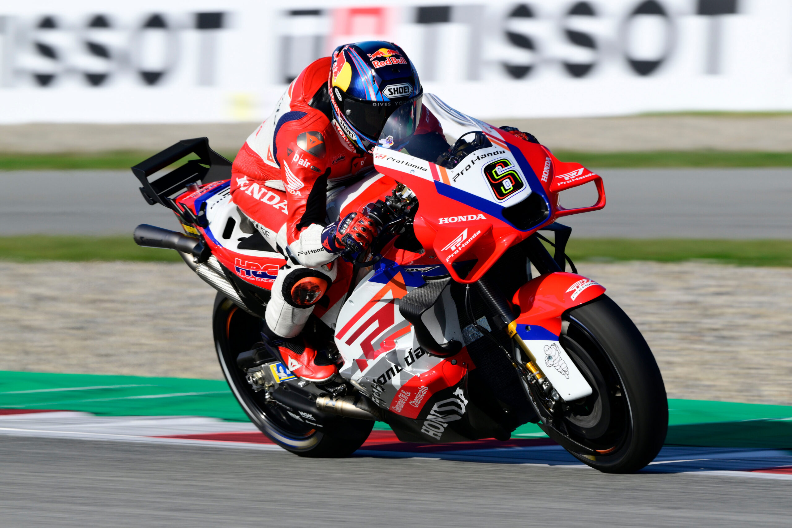 Bradl detona pista “nada fluida” da MotoGP na Hungria: “Extremamente lenta”