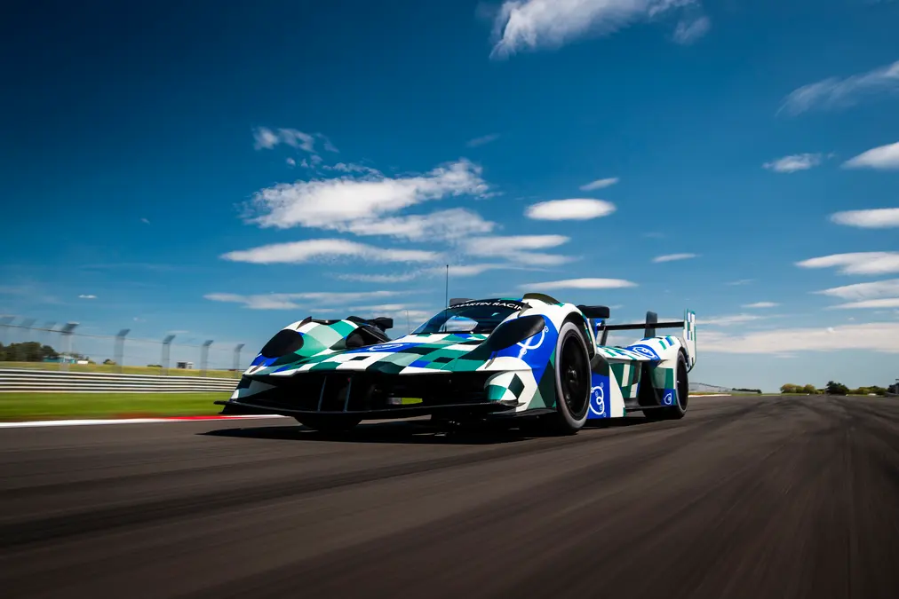 Aston Martin anuncia a Tincknell y Riberas y estrena el Valkyrie en inicio del WEC 2025