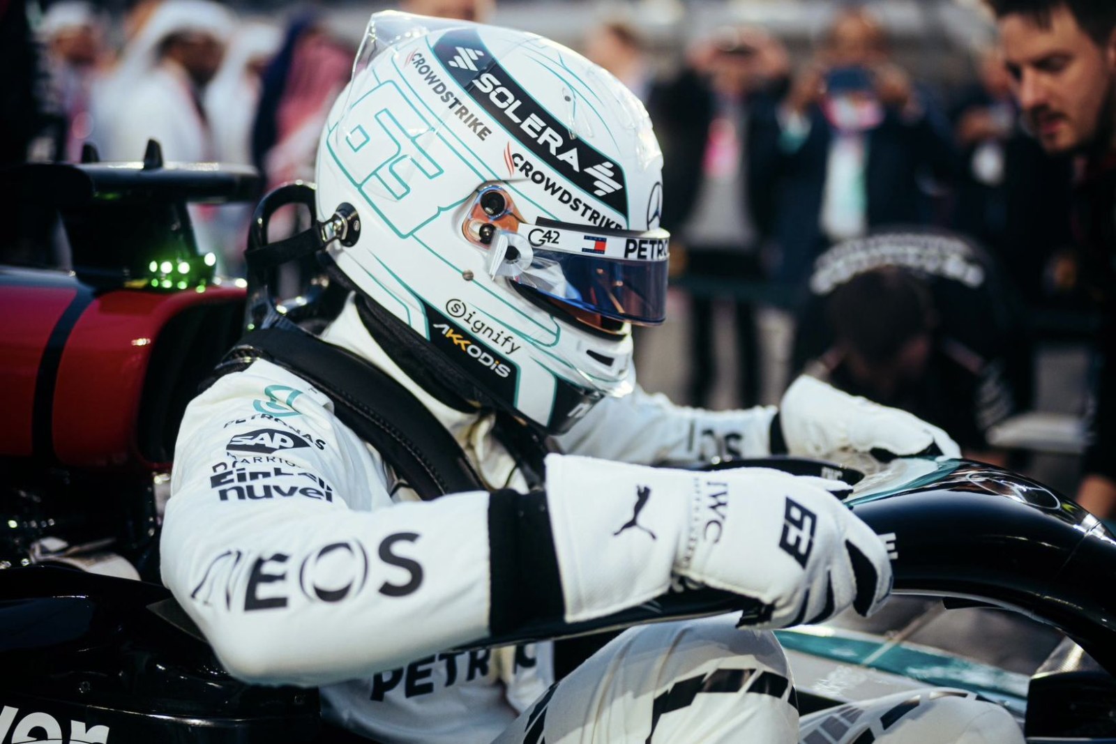 Russell diz que entende tática da McLaren, mas vê sprint “frustrante” no Catar: “Foi irritante”