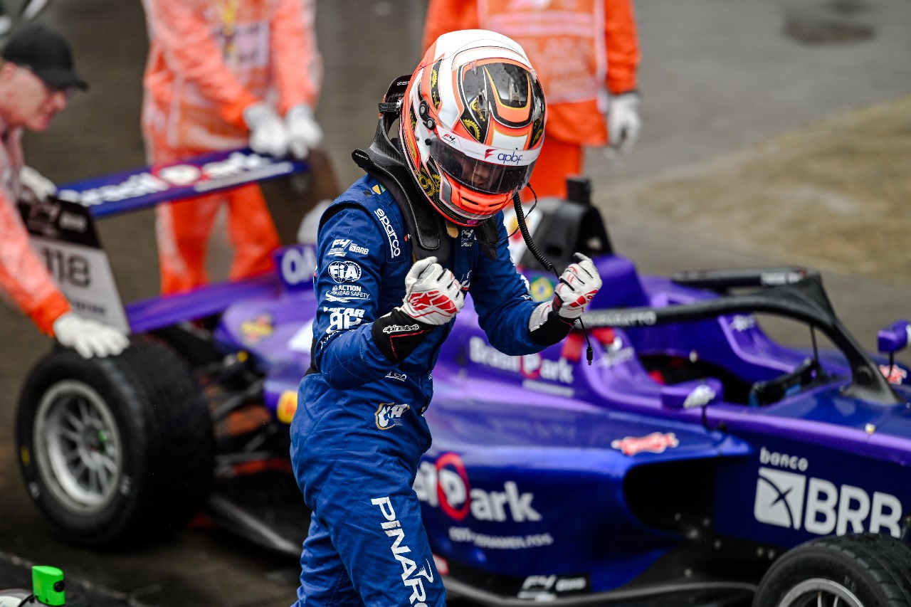 Comparatto e Cho vencem em etapa da F4 Brasil encurtada por chuva em Interlagos