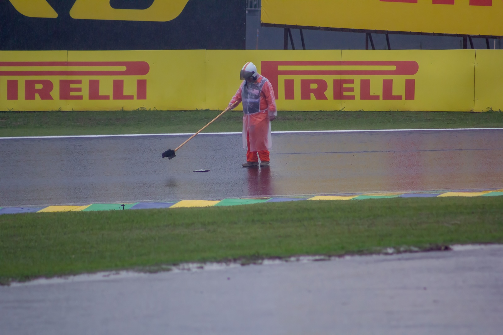Pirelli diz ter “consciência” de que pneu de chuva precisa melhorar, mas “dá para correr”