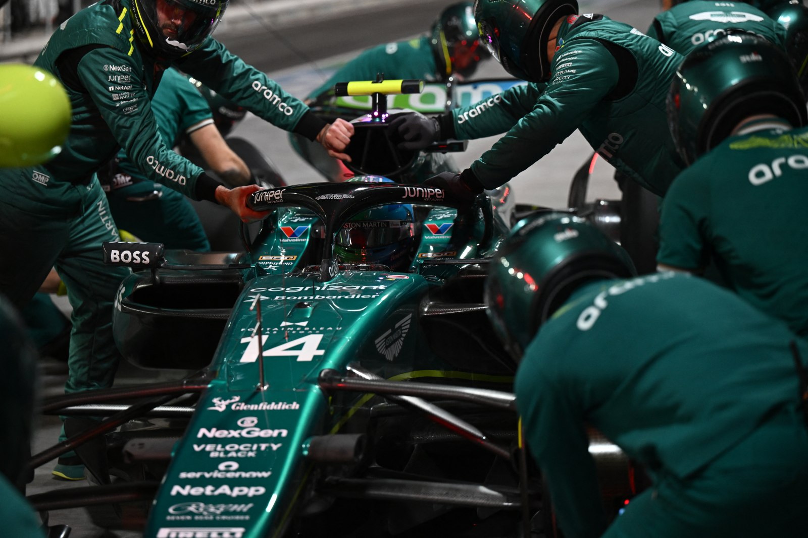 Alonso explica “diferentes filosofias” da Aston Martin em dia “complicado” em Las Vegas