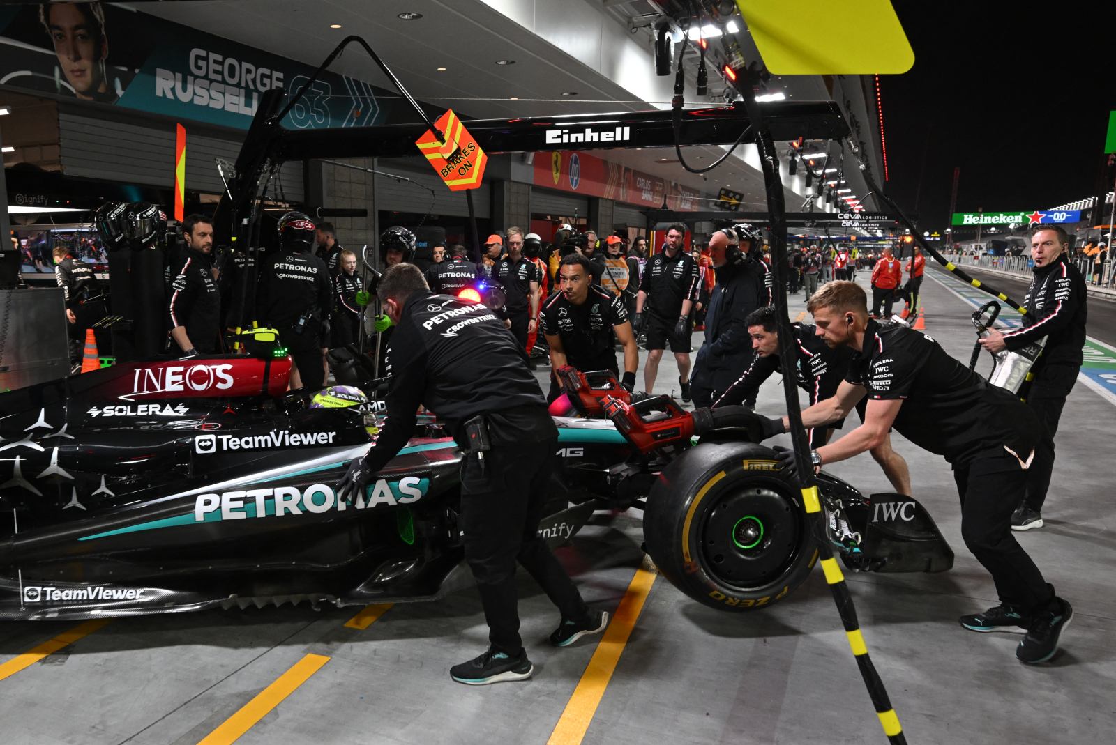 Hamilton bate Russell e comanda 1-2 da Mercedes no TL1 de Las Vegas. Norris é 3º