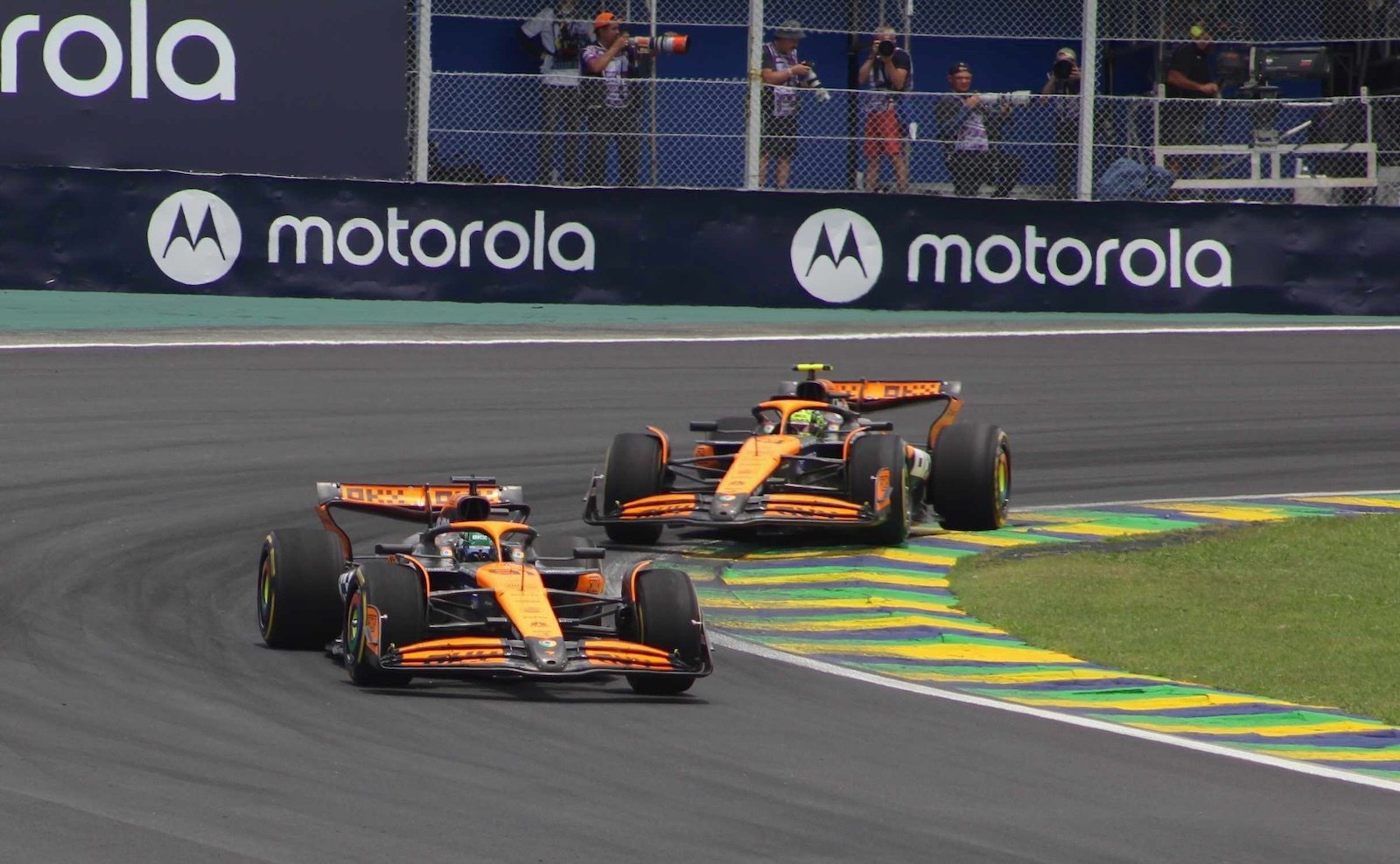 McLaren diz que “queria promover troca antes”, mas vibra com 1-2 na sprint no Brasil