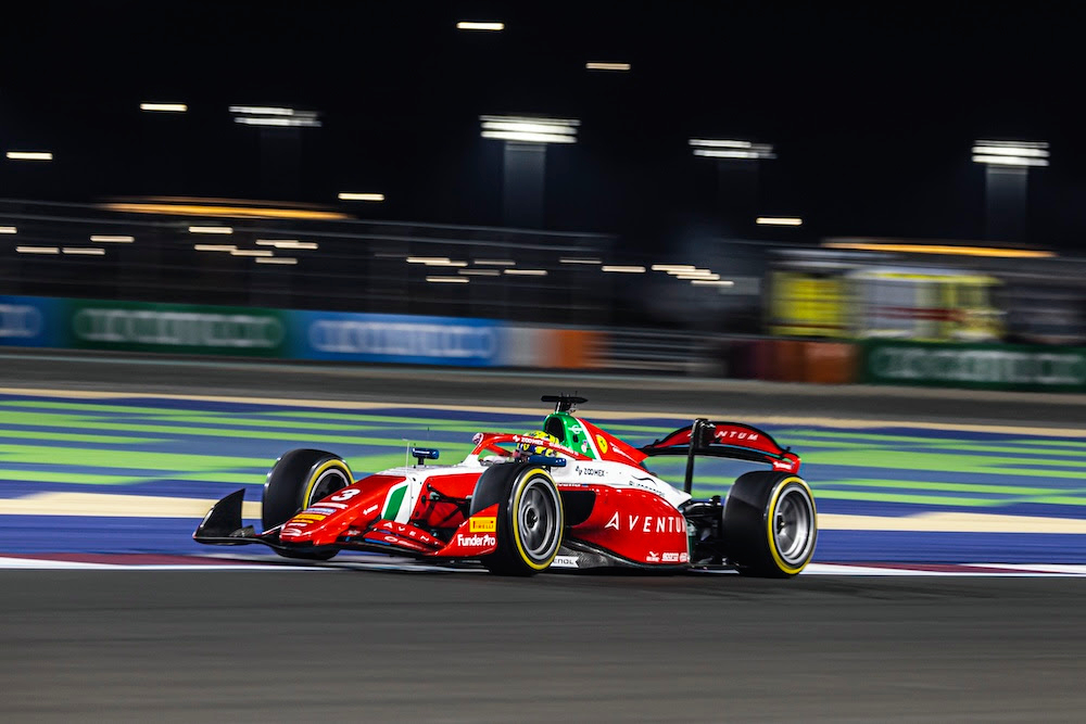 Bearman vê pneu de Hadjar se acabar e vence sprint da F2 no Catar. Bortoleto é 6º