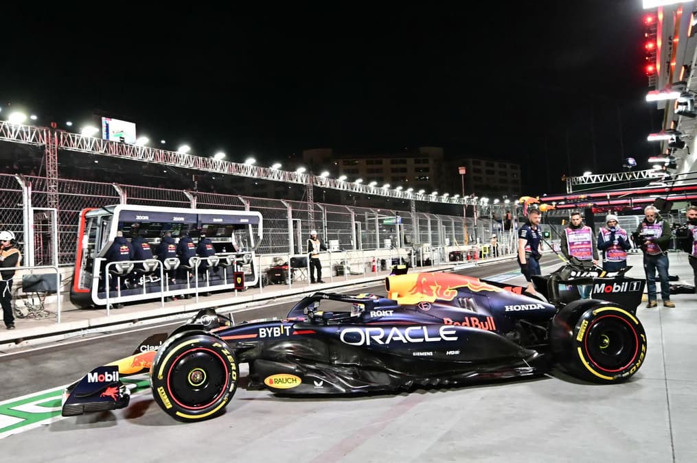 Red Bull ve que su coche pierde 0.6s en la recta y cambia el alerón trasero en Las Vegas
