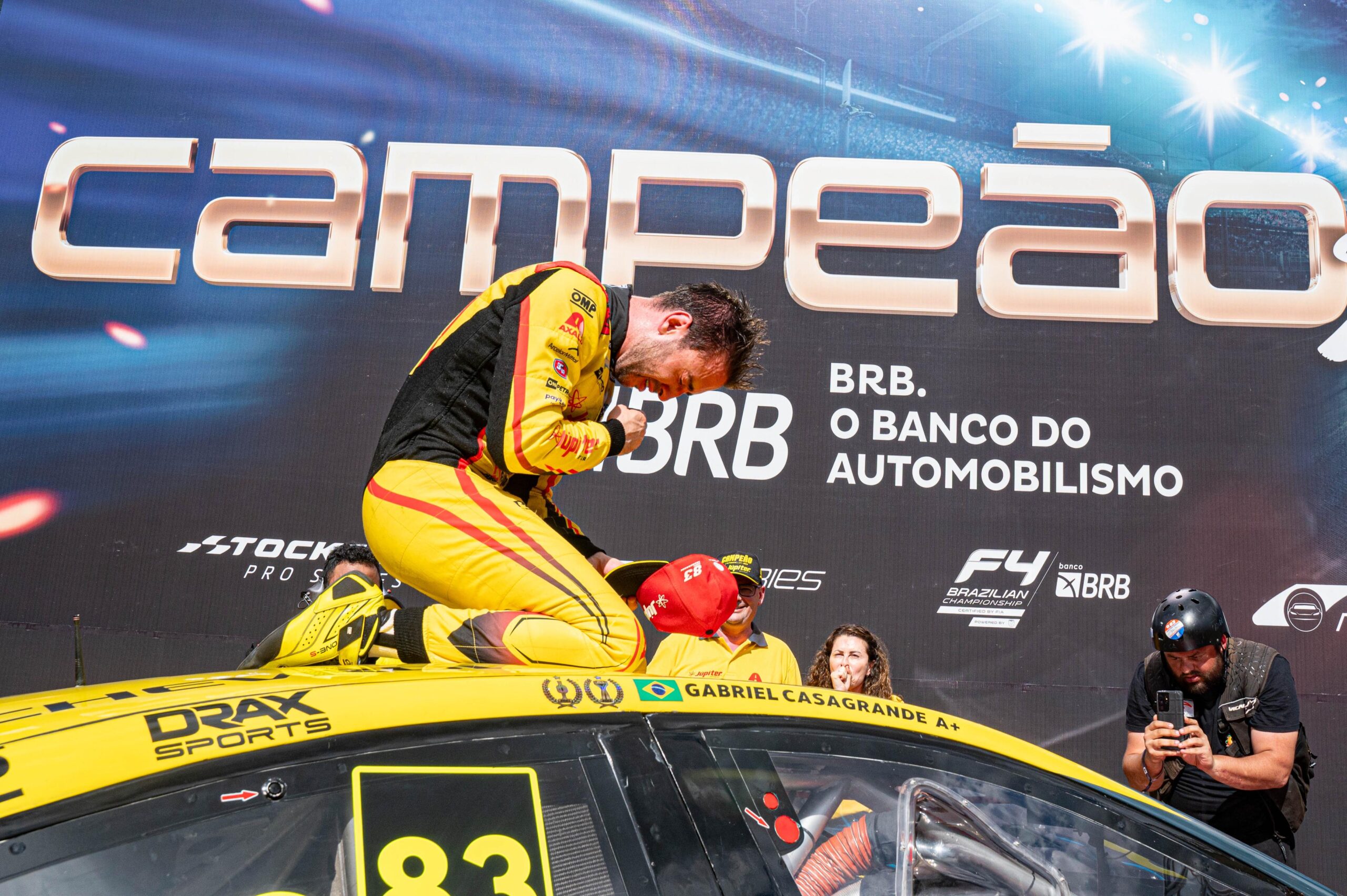 Casagrande celebra título em “ano difícil” na Stock Car e alfineta: “De forma limpa e justa”