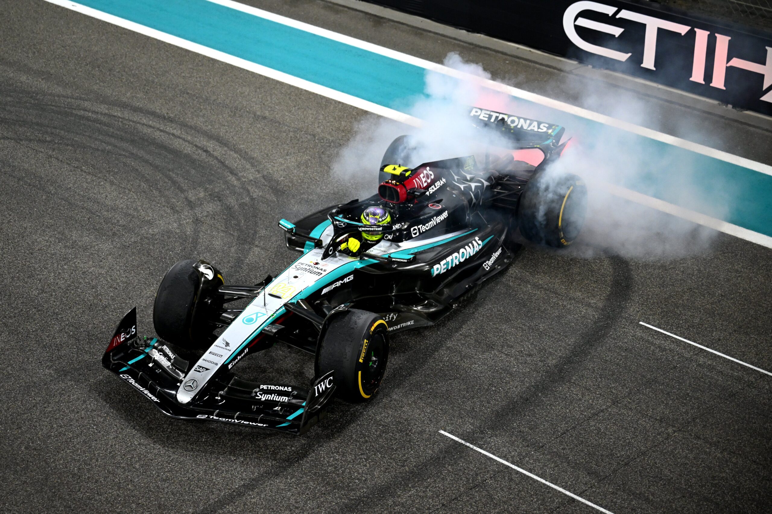 Mercedes dice que el cono en clasificación alejó a Hamilton de la victoria en Abu Dhabi