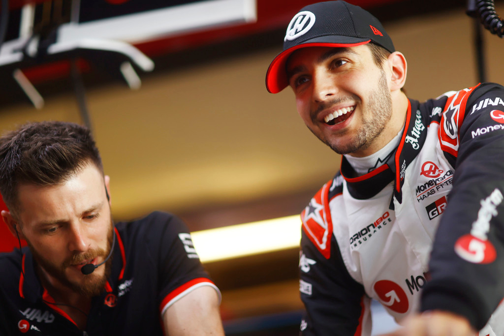 Haas explica escolha por Ocon na F1 2025: “Jovem, experiente, determinado e ético”