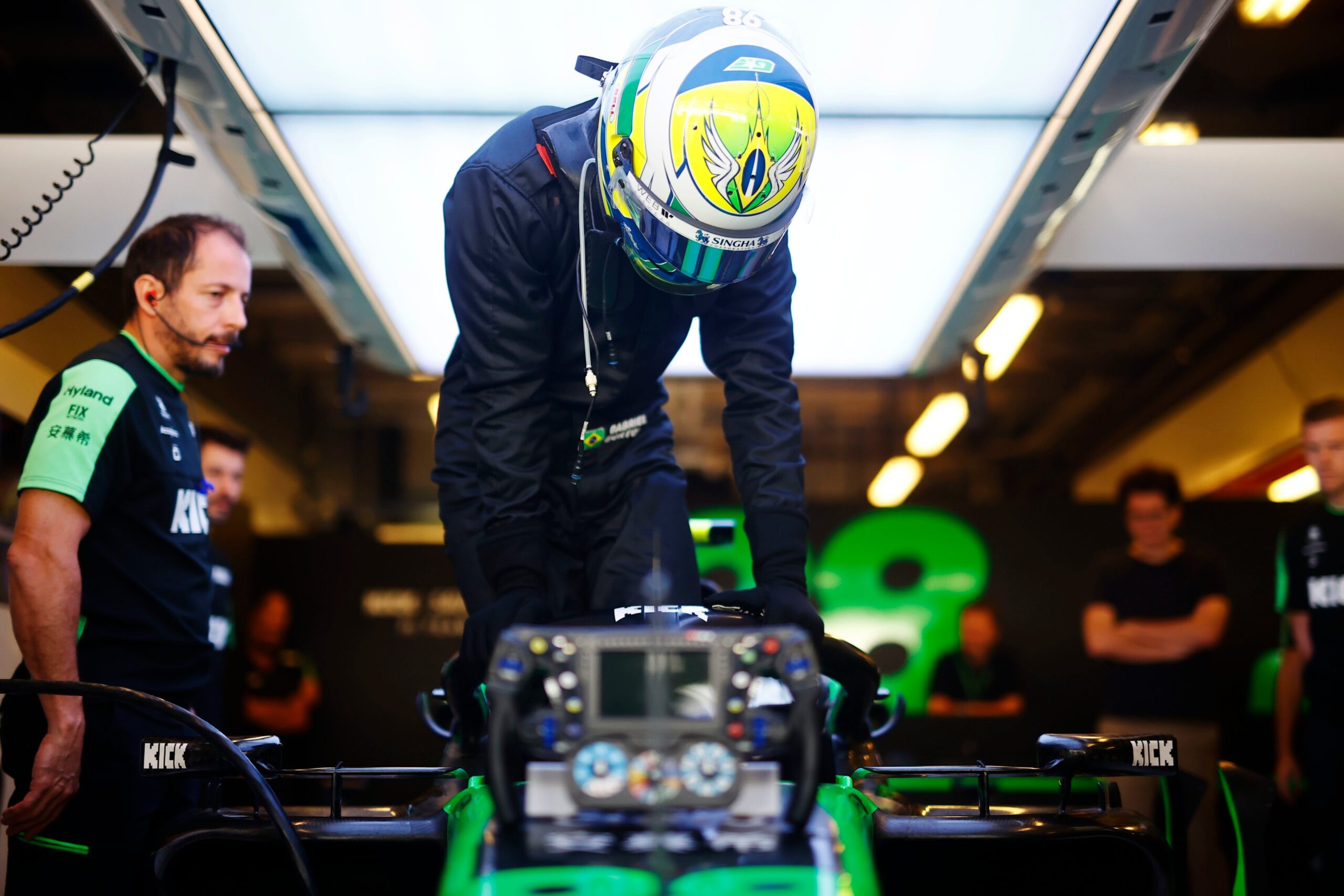 Bortoleto debuta na F1 e conduz carro da Sauber em teste de novatos em Abu Dhabi