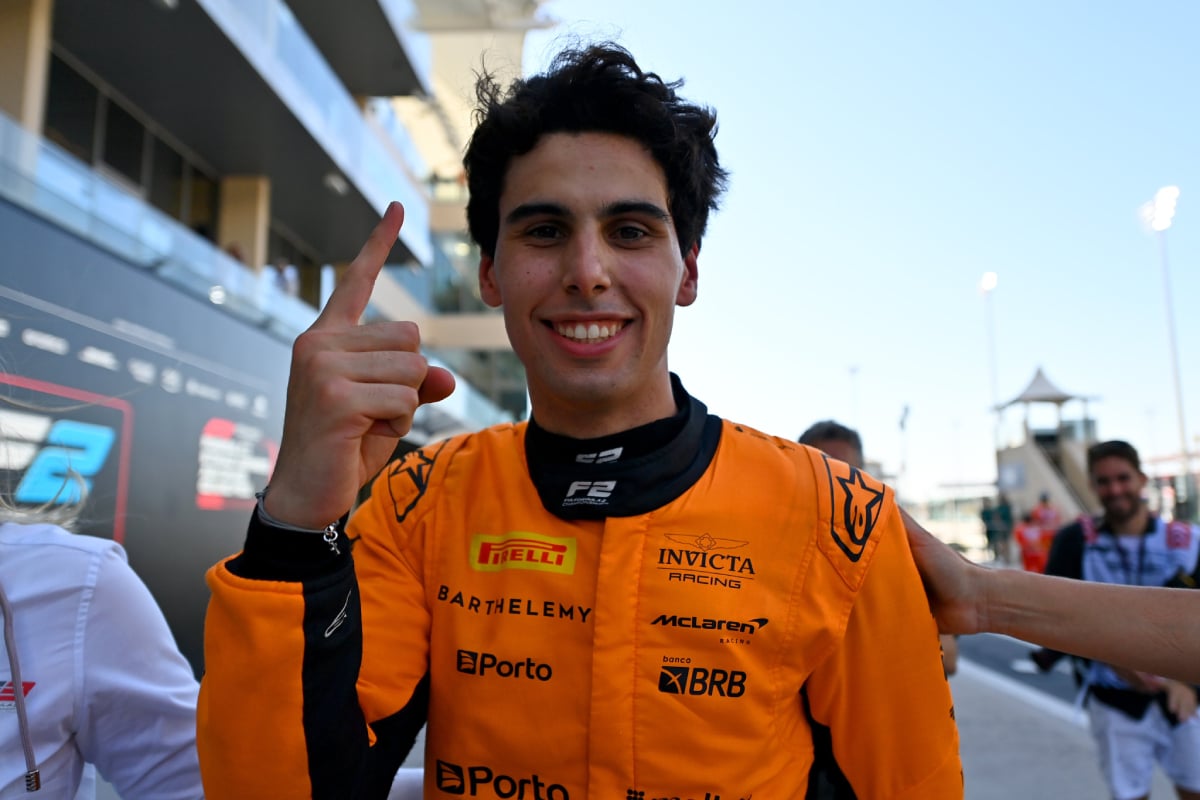 Bortoleto vê Hadjar parar no grid e é campeão da F2 2024 em Abu Dhabi. Dürksen vence