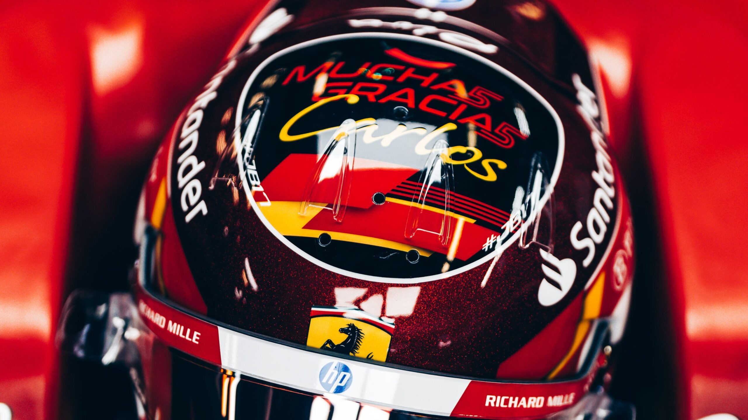 Leclerc homenajea a Sainz con el casco en Abu Dhabi: «Muchas gracias, Carlos»