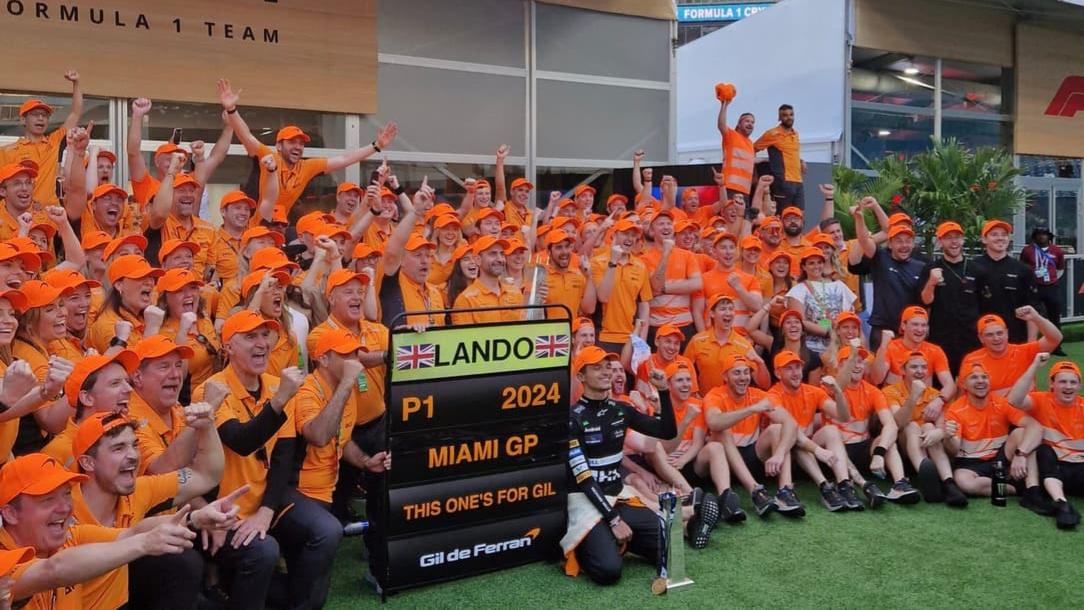 McLaren homenajea al «amado» De Ferran y le dedica el título de F1: «Fue para ti»
