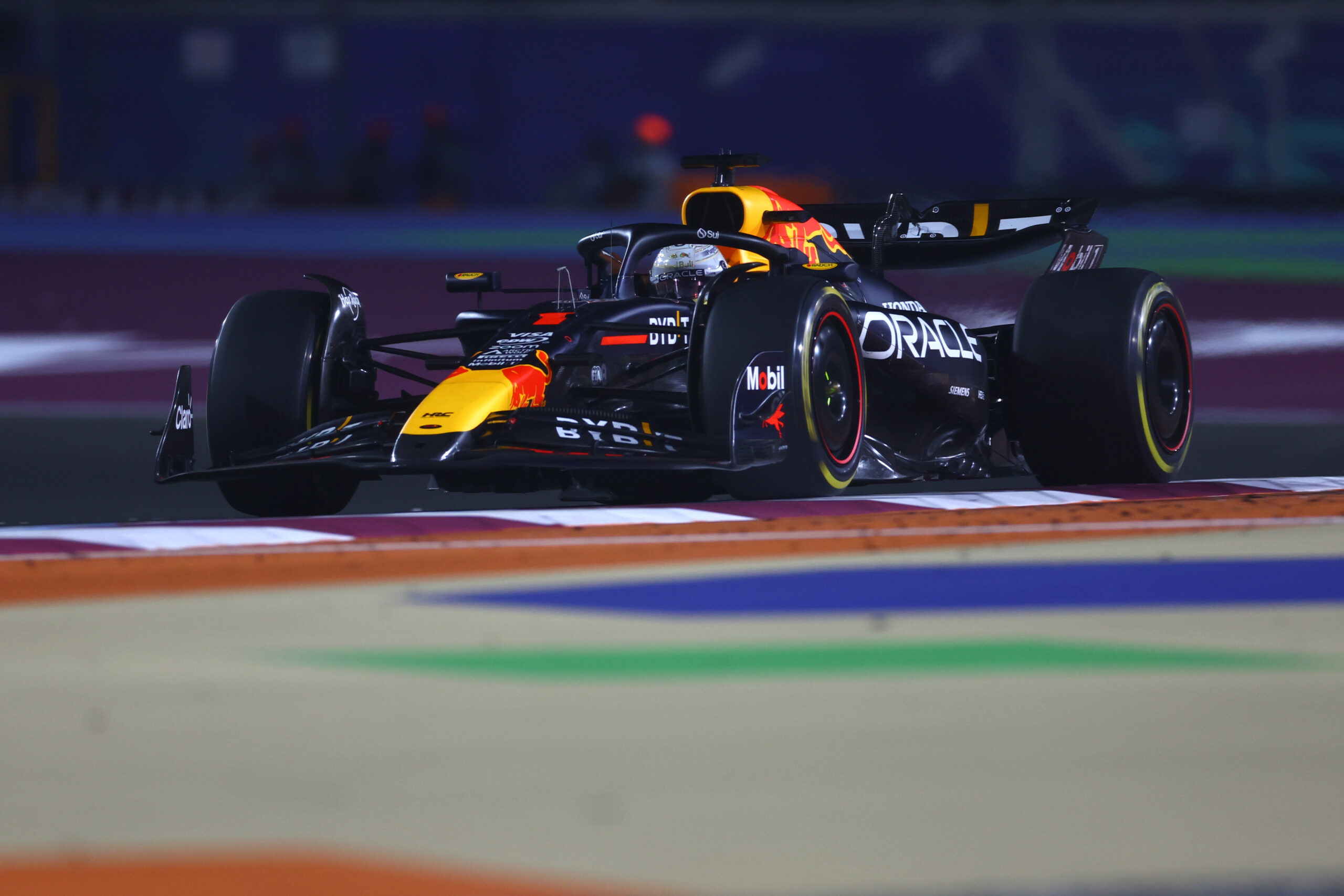 Verstappen vence accidentado GP de Qatar; Colapinto es golpeado al inicio y abandona