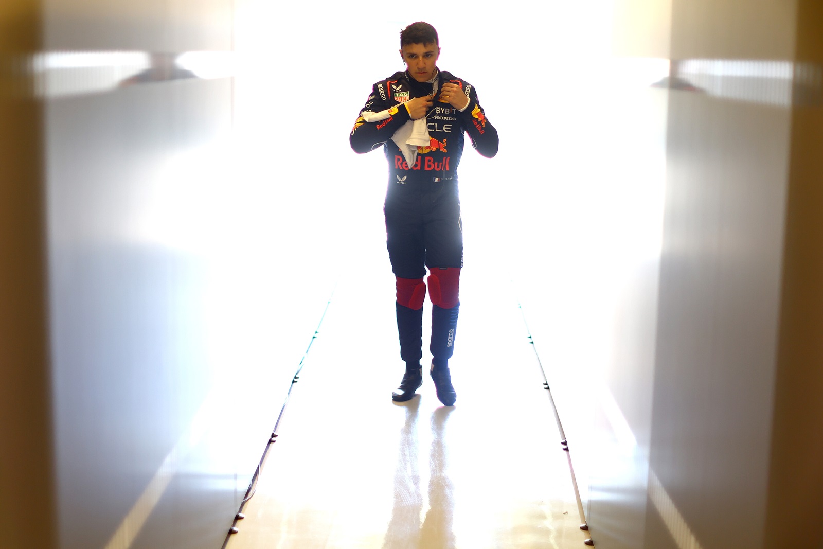 Hadjar celebra vaga na F1 e assume: “Estou pisando em universo completamente novo”