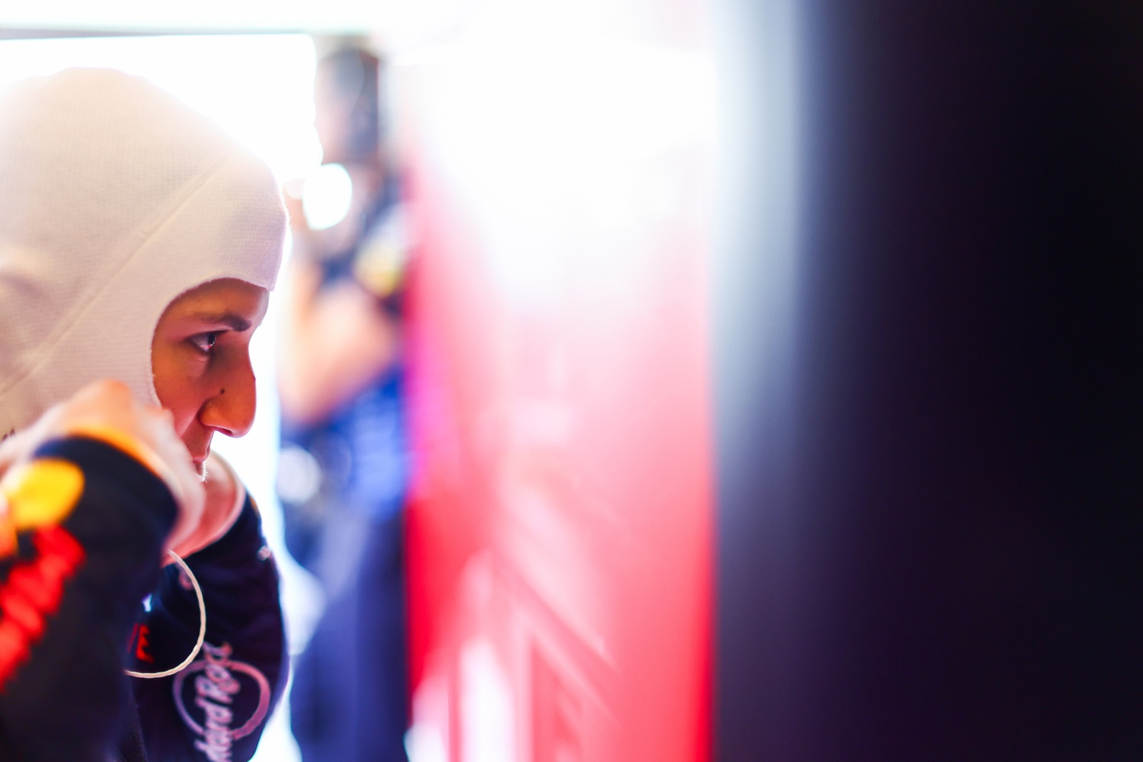 Red Bull garante Verstappen e Hadjar em 2026, mas desconversa sobre parceria