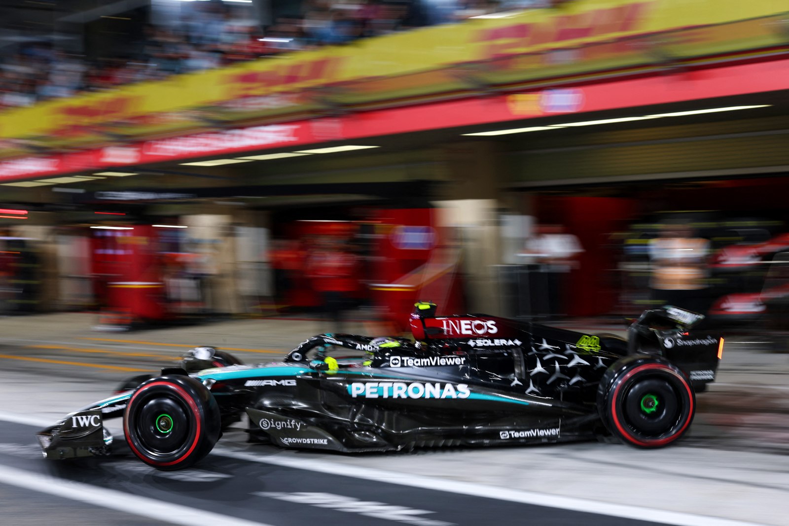 Mercedes se irrita com eliminação de Hamilton no Q1 em Abu Dhabi: “Indesculpável”