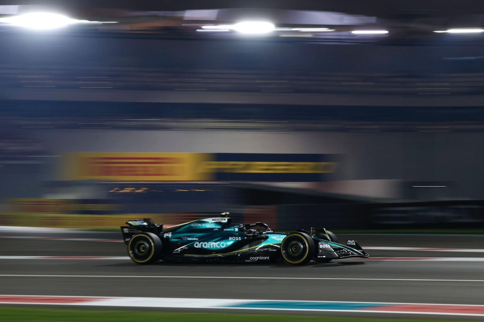 Alonso se vê beneficiado por erros de rivais e pede para “mudar direção com carro 180°”